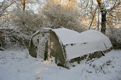 Снег ложится на тихие крыши